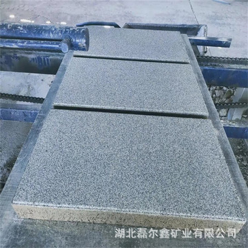 湖北生态仿石砖烧面芝麻黑石材加工火烧面石材石板定制地面铺装