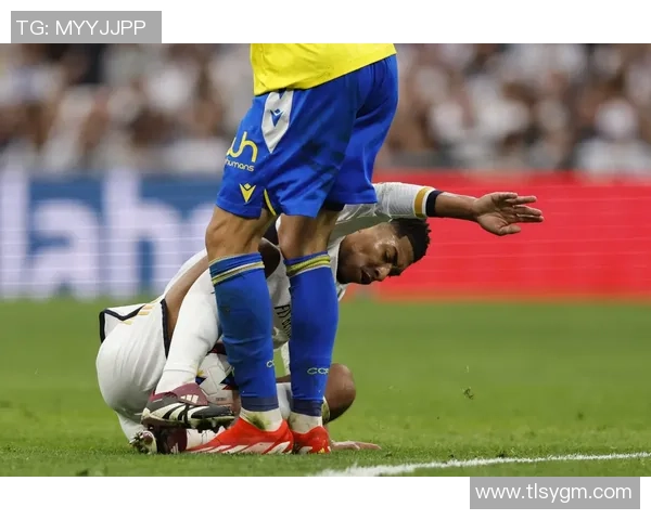 足球巨星赛场遭遇对手钉鞋踩踏引发争议裁判判罚成焦点