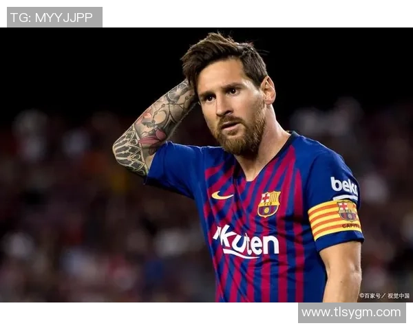 足球球星蹲照走红展现赛场外独特魅力与个性姿态